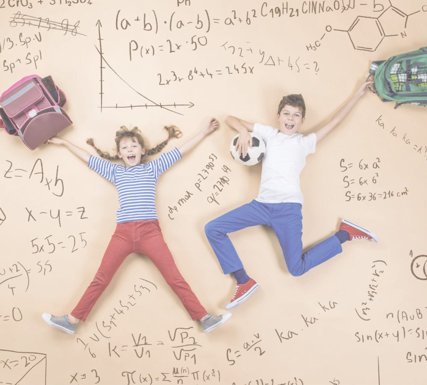 Unsere Sprechzeiten Zwei fröhliche Kinder springen auf einem mathematischen Hintergrund mit Rucksäcken und einem Ball.